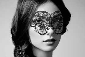 BIJOUX INDISCRETS szemtakaró Anna Eyemask - fekete színben