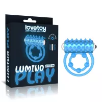 LOVETOY Lumino péniszgyűrű  Play Vibrating Penis Ring - kék színben világító, vibrációs funkcióval, heregyűrűvel, vízálló, elemes