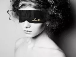 BIJOUX INDISCRETS szemtakaró Shhh Blindfold - fekete színben